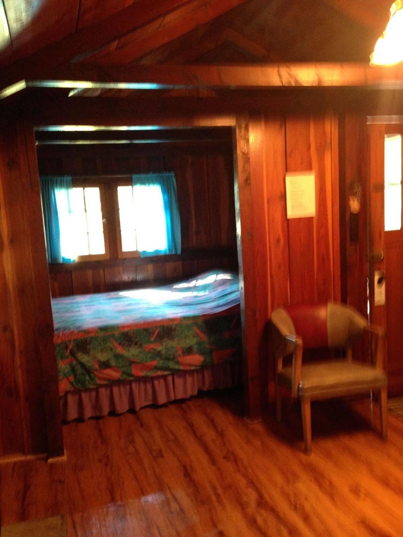 Addison'S Bungalows Brisco Extérieur photo