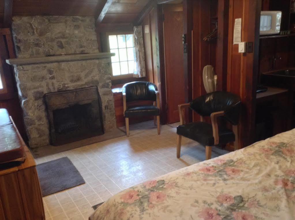 Addison'S Bungalows Brisco Extérieur photo